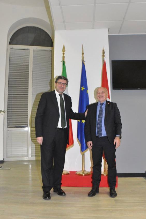 Giorgetti incontra il ministro delle finanze svizzero Maurer. Sul tavolo: black list e accordo frontalieri 