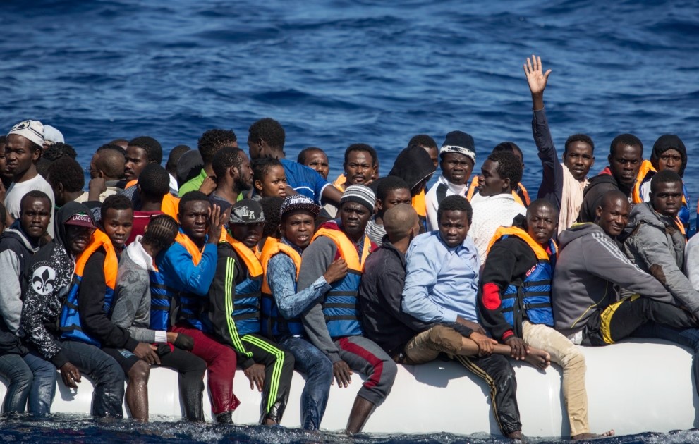 Migranti: la Sea Watch pretende di sbarcare in Italia. Siamo al ricatto. Salvini scrive al ministro olandese